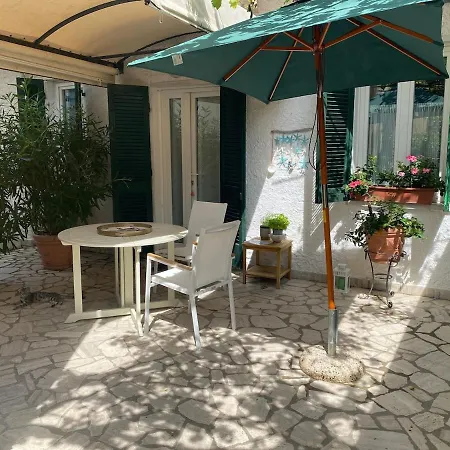 La Casina Al Mare マリーナ・ディ・カッラーラ
